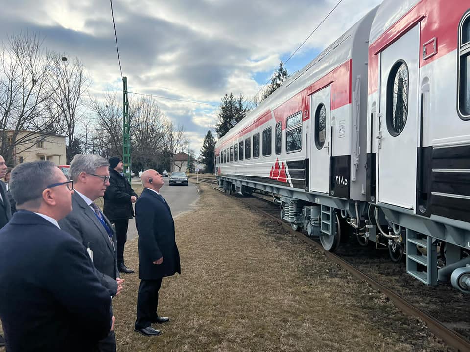 وزير النقل يتفقد عربات السكك الحديد الجديدة التي سيتم توريدها من المجر (صور)
