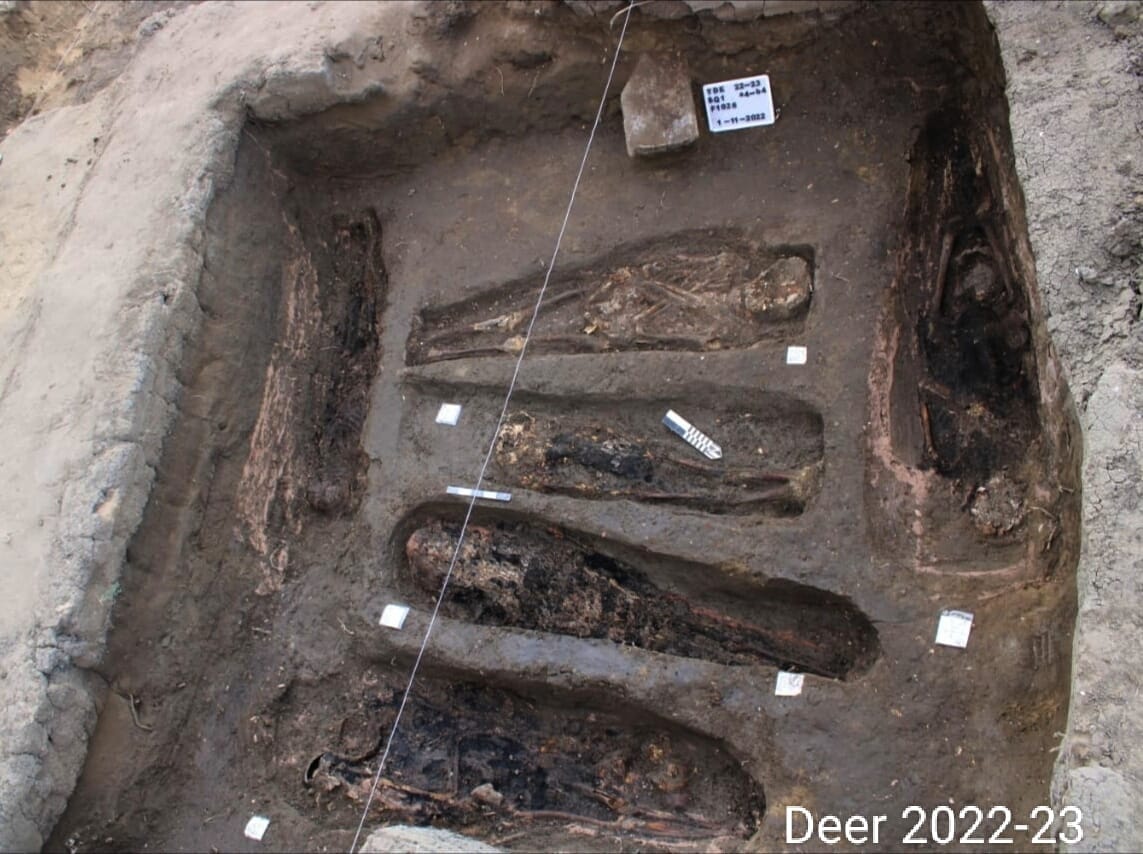 بالصور | الكشف عن مجموعة من المقابر بتل آثار الدير بمدينة دمياط الجديدة.