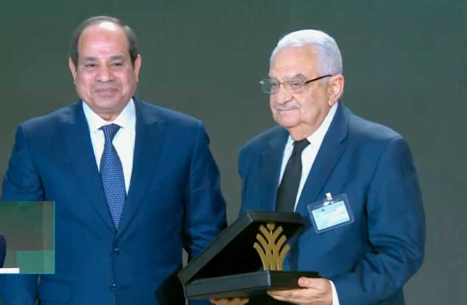 الرئيس السيسي يكرم عددا من النماذج المتميزة للعمل الأهلي في مصر