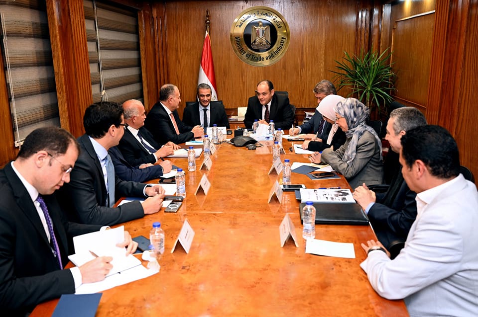 وزير التجارة والصناعة يبحث فى اجتماع موسع فرص ومقومات تطوير صناعة الجلود والمنتجات الجلدية في مصر