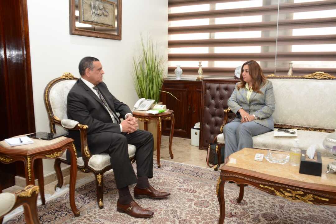 التقي اللواء هشام آمنة، وزير التنمية المحلية مع الدكتورة منال عوض، محافظ دمياط بمقر الوزارة