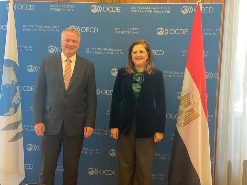 الدكتورة هالة السعيد، وزيرة التخطيط والتنمية الاقتصادية مع ماتياس كورمان، سكرتير عام منظمة التعاون الاقتصادي والتنمية OECD